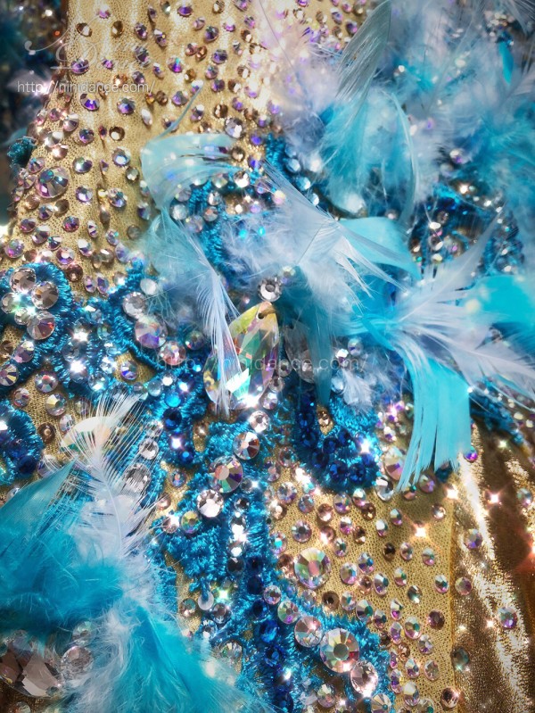 D721新進気鋭の雰囲気溢れるGentil製ゴールドモダンドレス : 社交