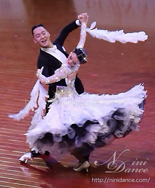 D289ストーンと羽根で敷き詰めた真っ白なモダンドレス : 社交