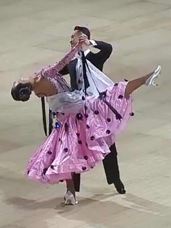 社交ダンス　濃いピンクの薔薇模様　フレアの豪華なセットアップ。 Mサイズの方に。 zcg2495-00.jpg