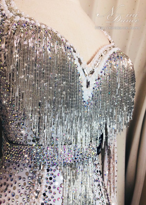 D782流れる竹ビーズが美しい清楚感あふれる白ラテンドレス : 社交