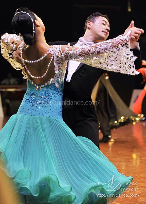 社交ダンス　★NiniDanceのドレス DA114オストリッチ羽根で魅せアイスブルーのモダンドレス : 社交ダンス