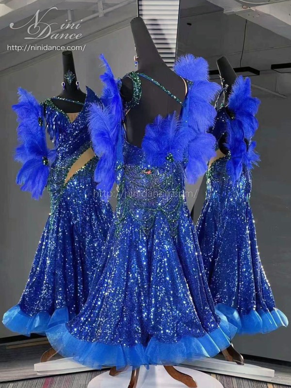 D1046スパンコール生地が輝く羽根付ブルーのモダンドレス : 社交ダンス 