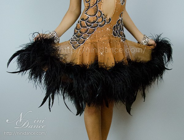D217オーストリッチの羽が豪華なベージュラテンドレス : 社交ダンス 