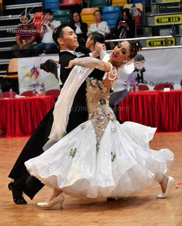 ❤️ヤナギダダンスウェア❤️最高級ヌーディカラーホワイト　ラテンドレス　社交ダンス ❤️ヤナギダダンスウェア❤️最高級ヌーディカラーホワイト