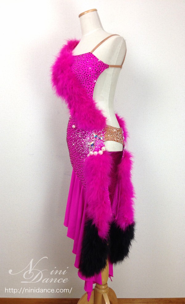 D101存在感あるファー付き鮮やかピンクのラテンドレス : 社交ダンス 