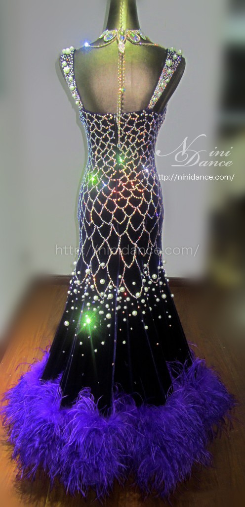 D207鱗のような石装飾で豪華な羽根付き紫モダンドレス : 社交ダンス
