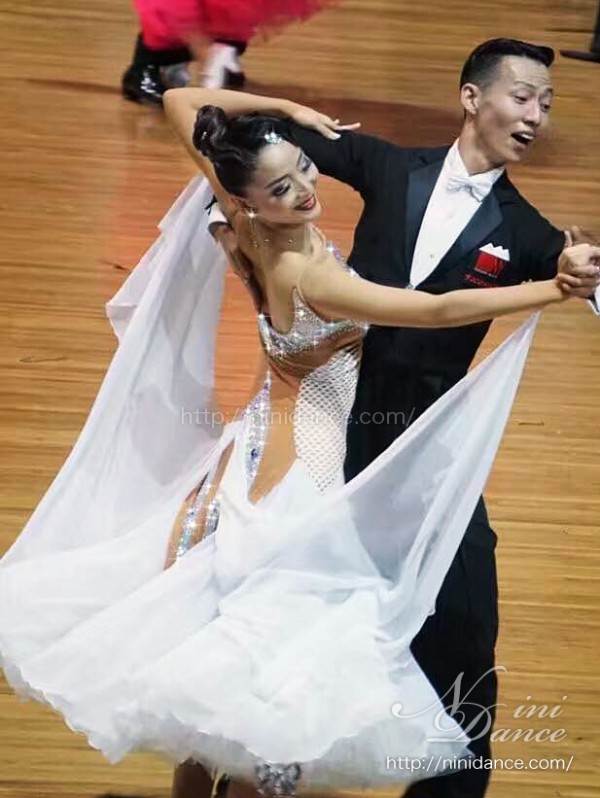 輝くストーン付きスタンダードドレス✨競技会や発表会、デモにオススメ❤️ 12/20まで出品】華やかストーン付きスタンダードドレス✨競技会、デモ