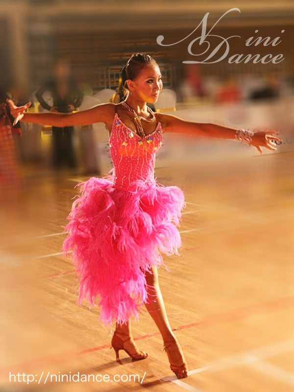 D036ボリューム羽根の裾が躍動的なピンクラテンドレス : 社交ダンス