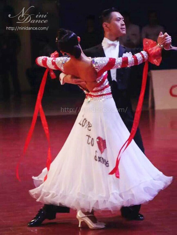 D517ロゴのLOVE to danceがキュートな赤白モダンドレス : 社交ダンス