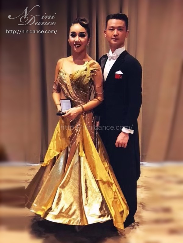 D751輝くゴールドにオーラ立ち昇る神々しいモダンドレス : 社交ダンス