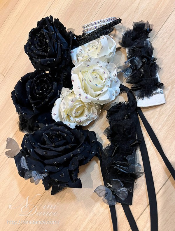 D998白地に黒薔薇装飾のフレアスカートのラテンドレス : 社交ダンス