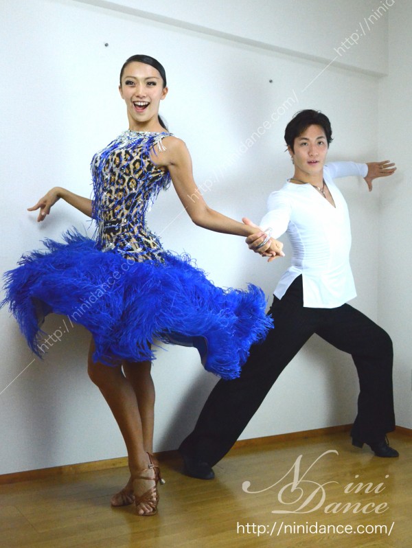 D112豹柄に竹ビーズと青いオーストリッチのラテンドレス : 社交ダンス