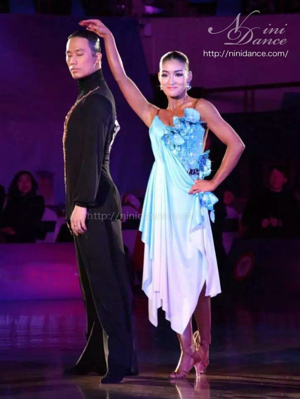 D551神秘的な光沢の水色グラデーションラテンドレス : 社交ダンス