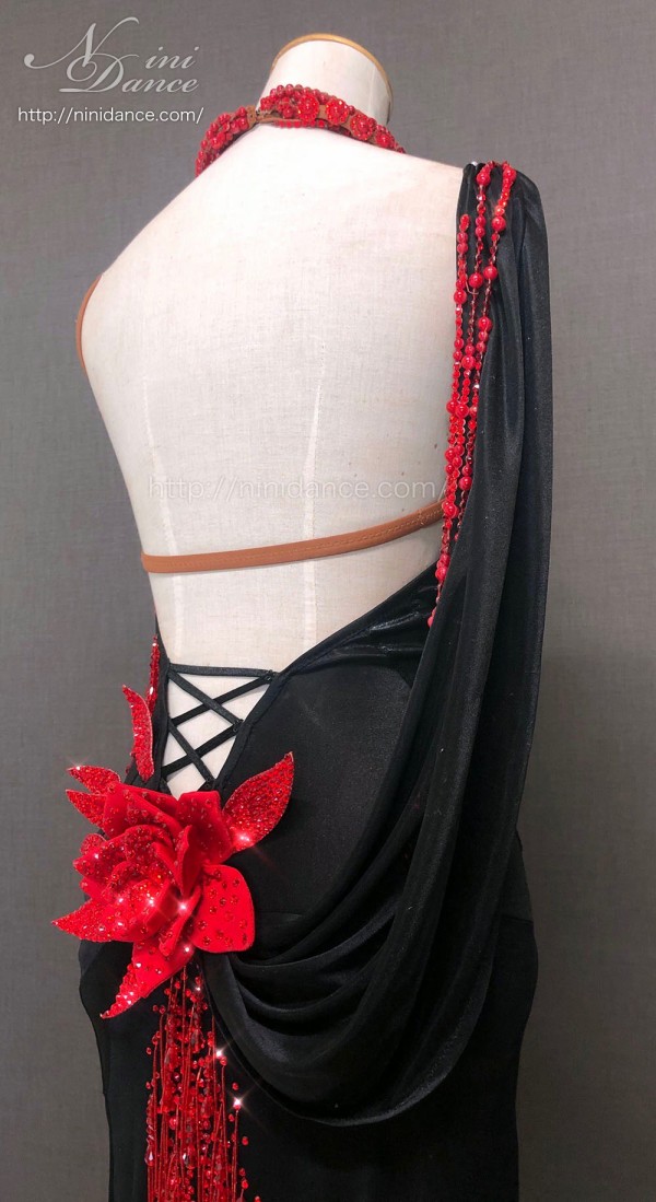 D900赤い薔薇飾りで煌めく黒いラテンドレス : 社交ダンスウェアNiniDance