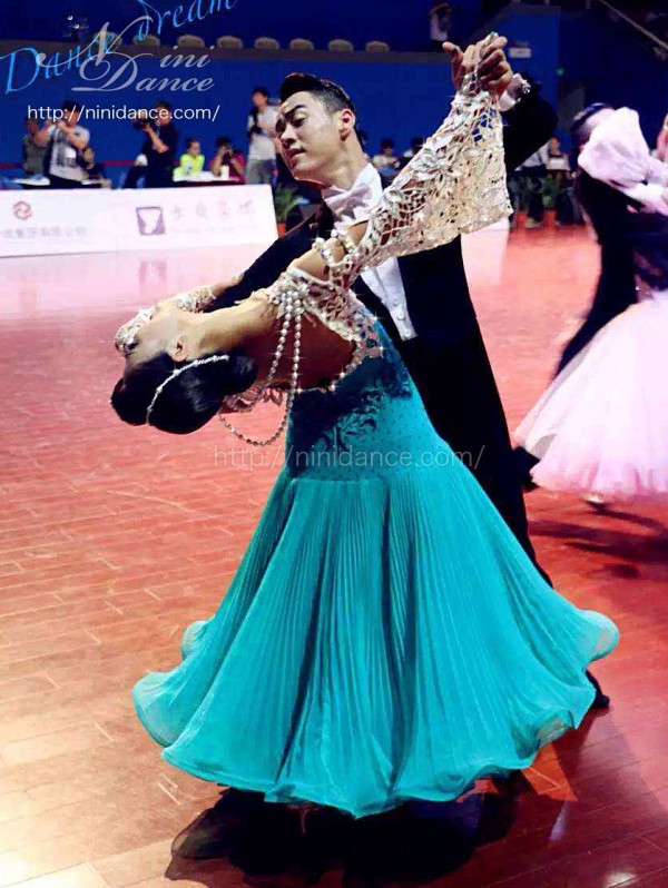 D620美しい百合の白レースと青裾で清楚なモダンドレス : 社交ダンス