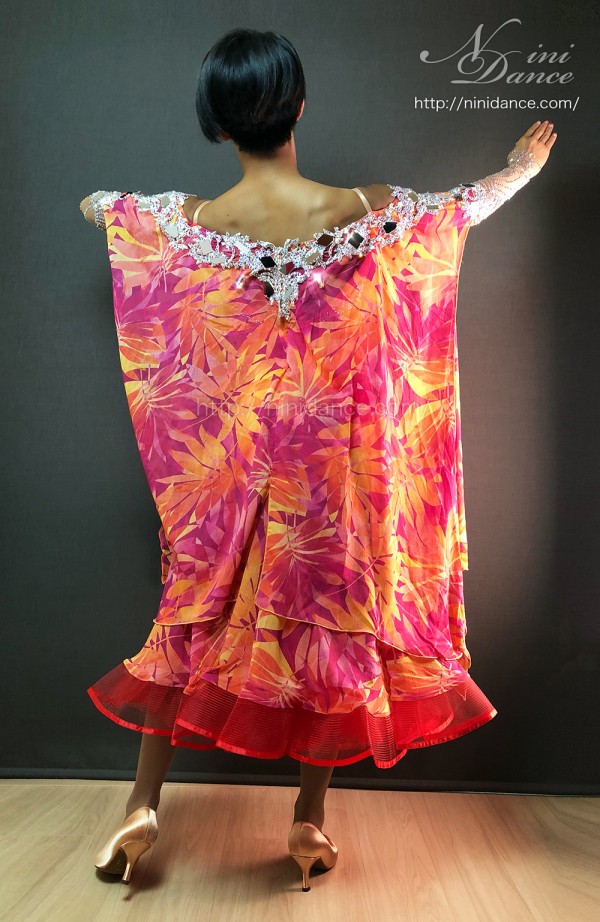 D765紅葉色彩のオーラで魅せる秋風情のモダンドレス : 社交ダンス