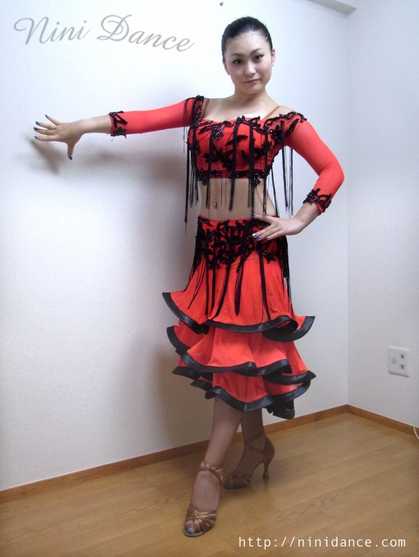D015イギリス製赤黒のセパレートラテンドレス : 社交ダンスウェアNiniDance