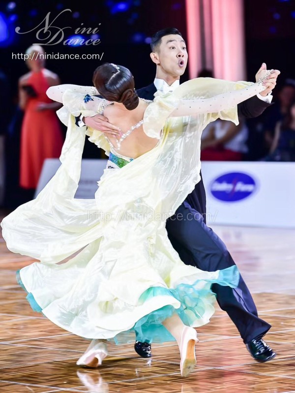 D871艷やかシャンパンカラーサテンシフォンのモダンドレス : 社交