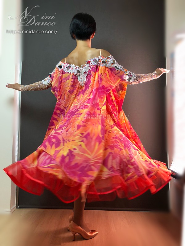 D765紅葉色彩のオーラで魅せる秋風情のモダンドレス : 社交ダンス