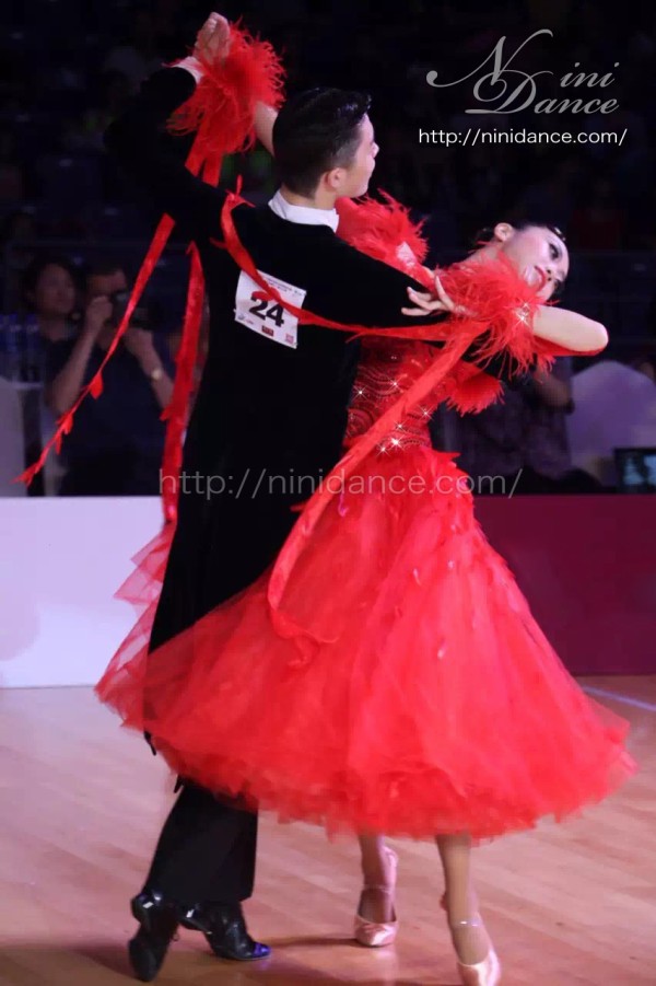 D468炎デコレーションと羽根が豪華な赤モダンドレス : 社交ダンスウェアNiniDance