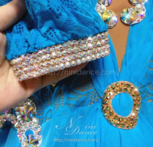 D333ドレープがきいたフロートが踊る水色モダンドレス : 社交ダンス