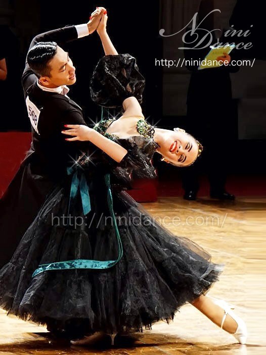 D249パフスリーブと緑サテンリボンの黒モダンドレス : 社交ダンスウェアNiniDance