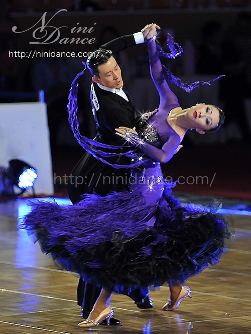 D254ストーン装飾が豪華な羽根裾の紫モダンドレス : 社交ダンスウェア