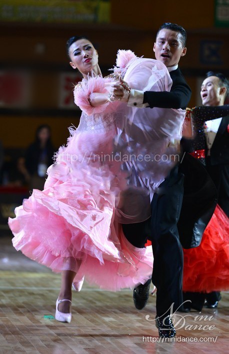 D478背中の装飾が豪華な羽根付きピンクモダンドレス : 社交ダンス