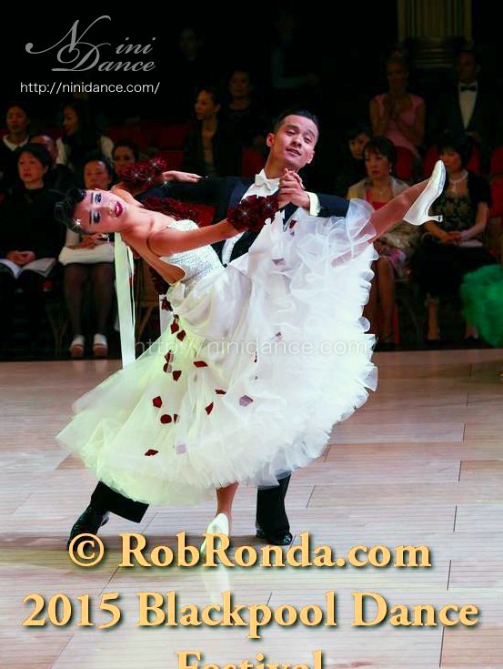 D371赤薔薇が散らされた白いチュールモダンドレス : 社交ダンスウェア