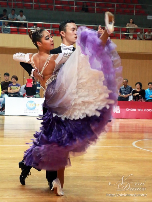 D541白と紫の羽根付きオリジナル刺繍百合のモダンドレス : 社交ダンス