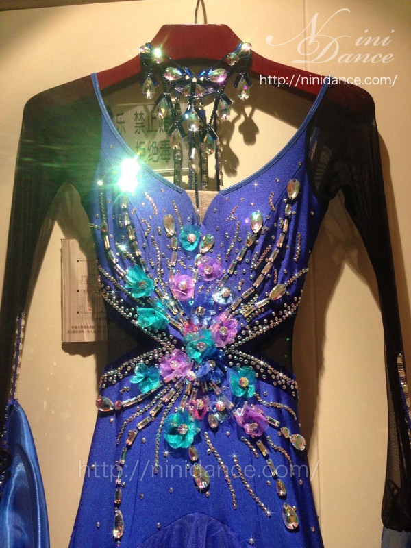 D193センス良な細工飾りが華やかな青紫モダンドレス : 社交ダンス