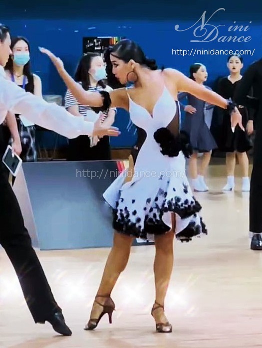 D998白地に黒薔薇装飾のフレアスカートのラテンドレス : 社交ダンスウェアNiniDance
