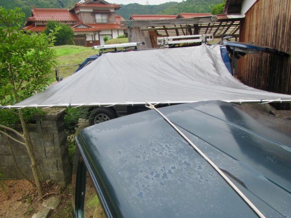 物干し竿とシートで作ったプアマンズオーニング これがあれば野宿だけでなく雨の現場でも楽に過ごせる ホンダに提案したモバイル道具小屋コンセプト 島根 山守network