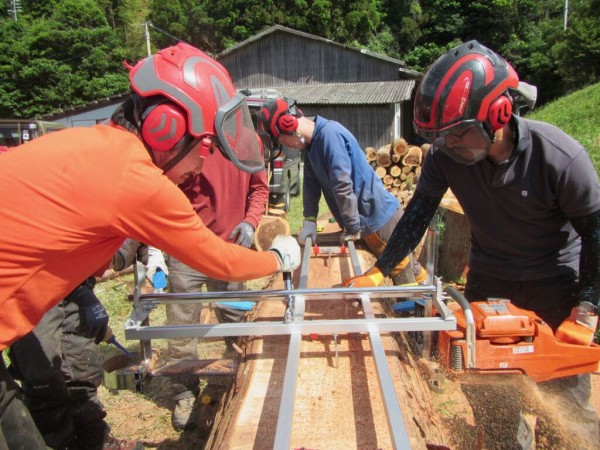 チェンソー製材---自分たちで行う大径木製材と地域おこし協力隊