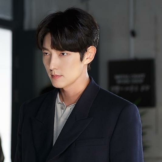 イ ジュンギ 撮影の合間のさりげない姿もかっこいい 悪の花 ビハインド公開 恋する干しぶどう Z 新館