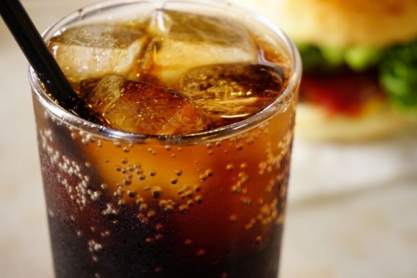 中国 22歳の男性がコーラ1 5リットルを10分で飲みした後に死亡 肝臓への負担とみられる ゴシップなんていらない