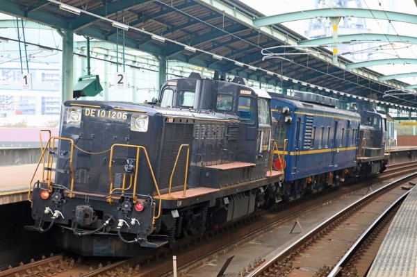 DE10 1195 ＋マヤ34-2009 セット JR九州 DE10-1195号機＋マヤ34-2009＋DE10