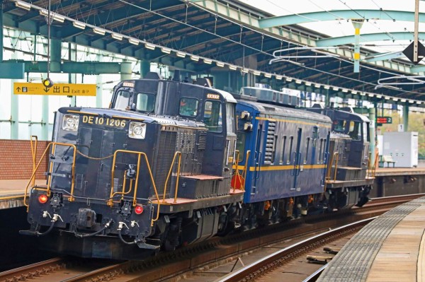 DE10 1195 ＋マヤ34-2009 セット JR九州 DE10-1195号機＋マヤ34-2009＋DE10