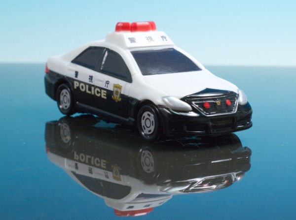 るTOMICA 脆 警視庁パトロールカー トヨタクラウン ミニカー