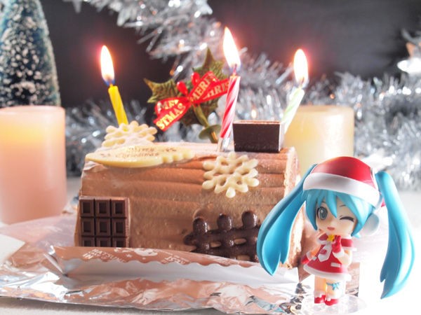 レビュー ねんどろいどぷち 初音ミクサンタVer.（ファミマ限定 森の小さなおうちケーキ） : ふぃぎゅる！