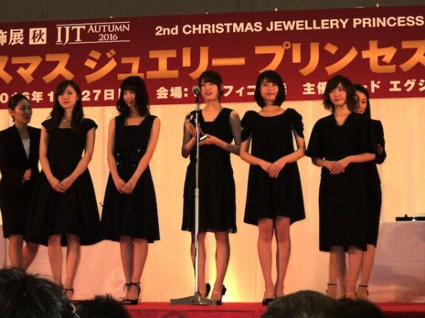 乃木坂46が クリスマス ジュエリー プリンセス賞 を受賞 乃木坂仕様の18金ダイヤモンドパールネックレスが贈られる ノギザカッション