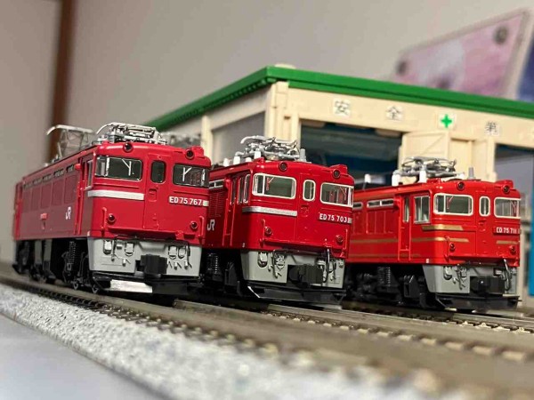 KATO ED75 700 JR仕様 / オリエントサルーン 入線 : 夏島鉄道