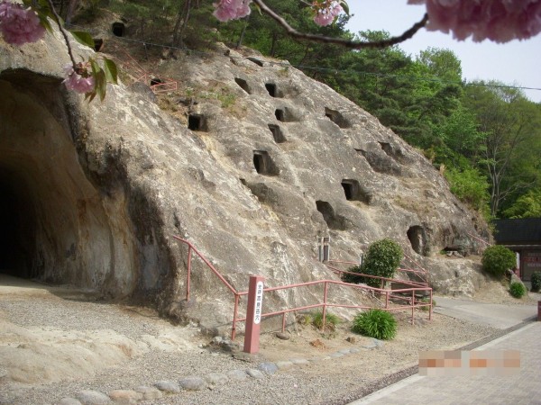 古代の香りと戦争の残滓が息づく史跡「吉見百穴」を歩く : 帝都を歩く
