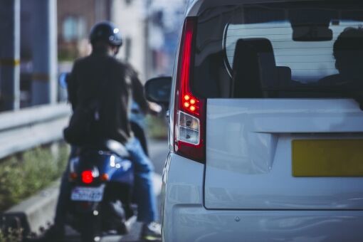 信号待ちで後ろからバイクが追い抜こうとするとそっちにハンドル切って妨害するのって普通 乗り物速報