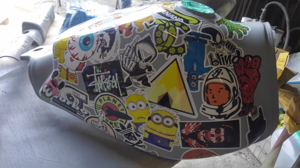 ステッカーベタベタ貼りまくってるバイクダサすぎワロタｗｗｗｗｗｗｗｗｗｗｗｗ 乗り物速報