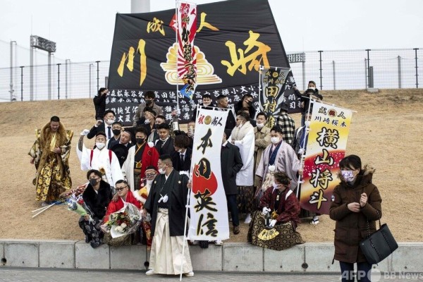 川崎市 成人式 鳴り響くエンジン音 バイク乱入 泥酔し路上に横たわる新成人 乗り物速報