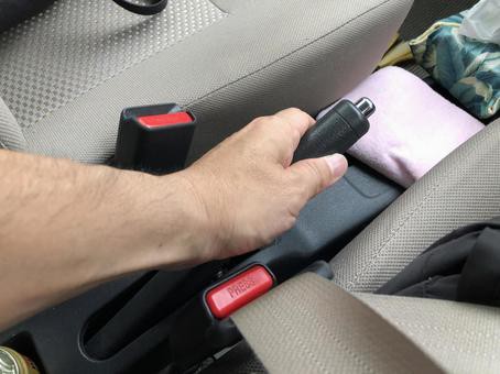 Mt車に乗ってる人は 信号待ちのときにnに入れて サイドブレーキ引く 乗り物速報