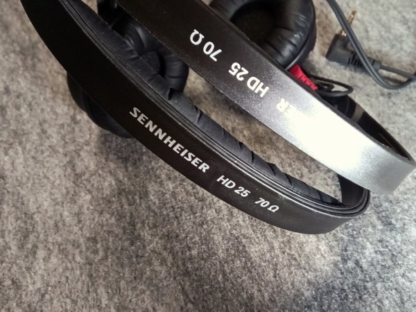 SENNHEISER HD 25 : Miki's mental world Blog edition