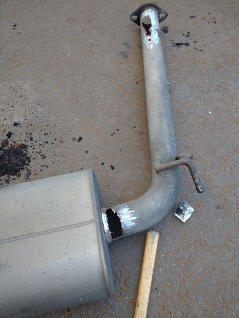 マフラー サビで出来た穴をふさぐ 車 バイクのキズ修理 板金塗装 全塗装 トラック架装 施工例 愛媛県松山市ナップファクトリー