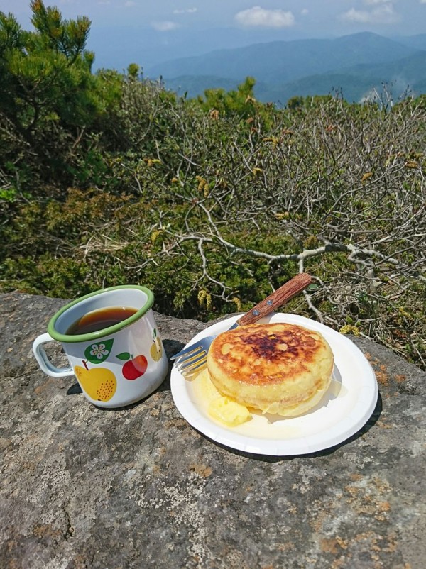 分厚いふんわり山パンケーキ 登山やアウトドアにオススメ Cafe Lusikka おうちで作るゆるカフェごはんレシピ